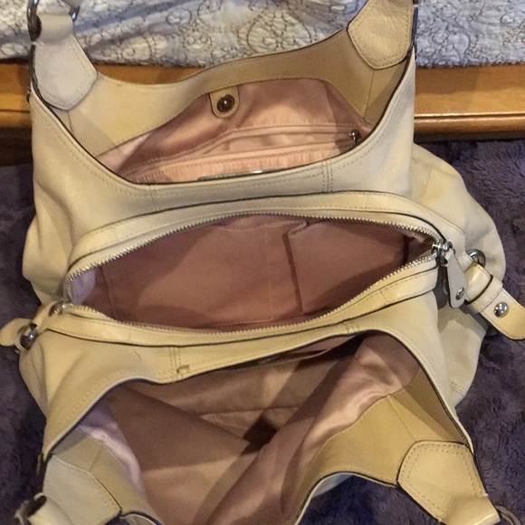 Authentic pebble leather coach handbag. - Picture 6 of 7